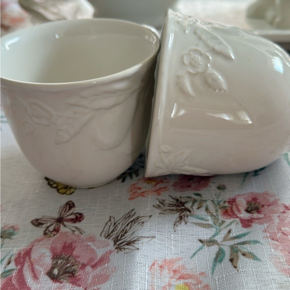 Elegant Cream Porcelain Teacup Set - Picture 2 of 4